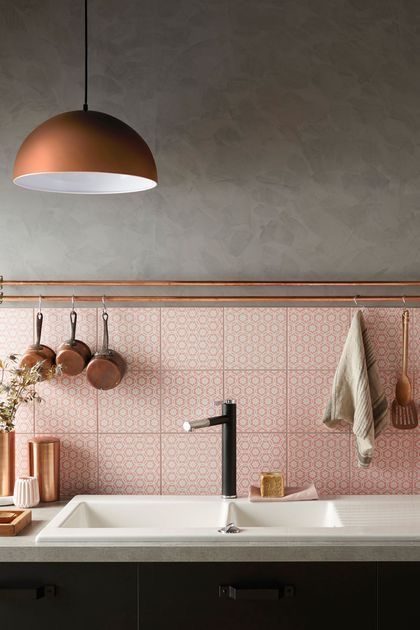 Đối với phòng bếp, những ô gạch nền màu hồng sẽ khiến không gian thêm ấm cúng 