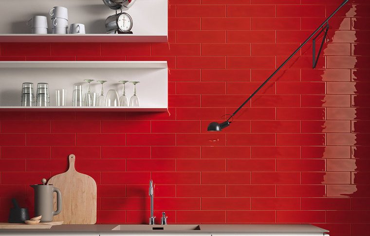 Ốp tường phòng bếp bằng gạch đỏ