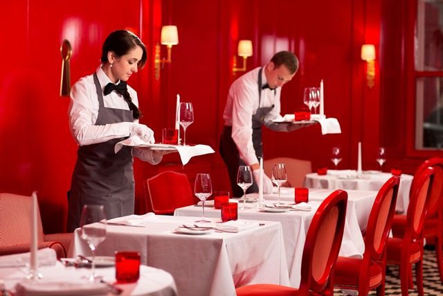 Rất nhiều nhà hàng sử dụng tông màu đỏ để thiết kế nội thất