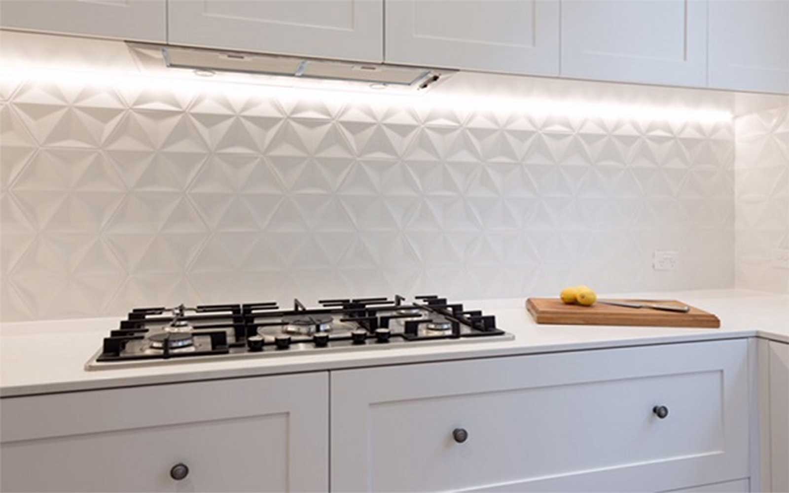 Những đường vân gạch 3D nổi làm tăng độ nổi bật và độ sáng cho tường bếp